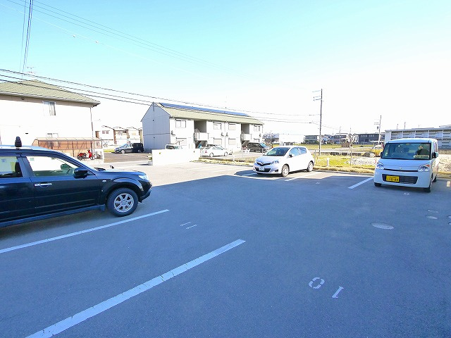 ハニー・コナの駐車場|駐車場があるので、車を買う予定の方も安心です