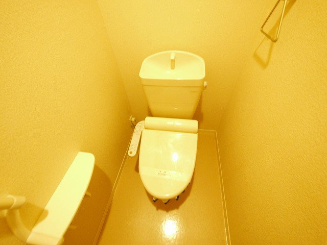 ハニー・コナのトイレ|落ち着いた色調のトイレです