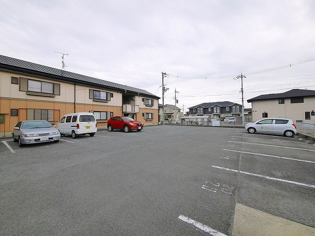ルミエール四条の駐車場|駐車場があるので、車を買う予定の方も安心です