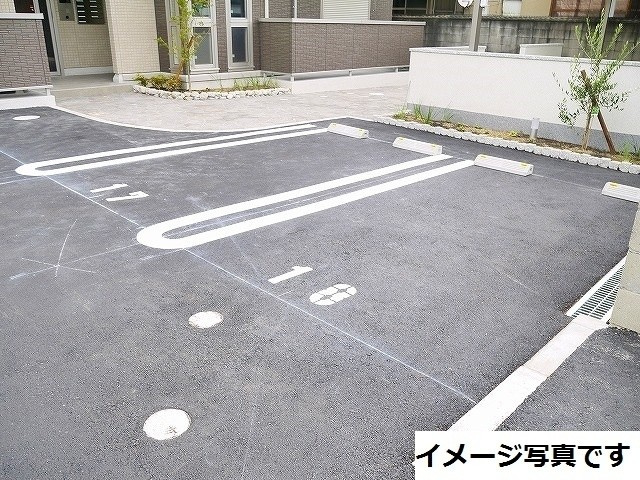 ロザリウム高畑の駐車場