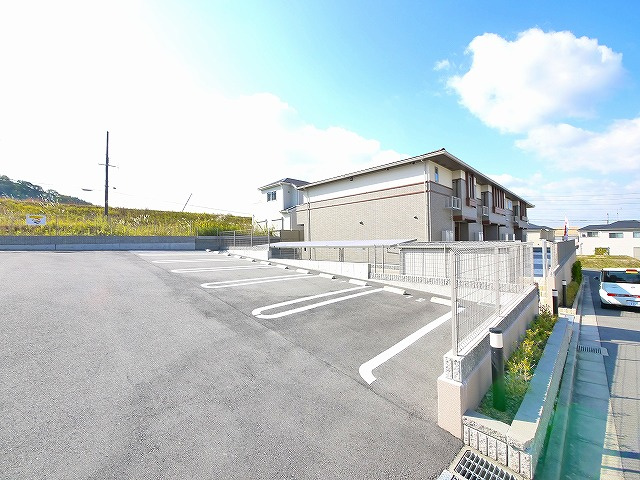 エレガント　ヒルの駐車場|車をお持ちの方に嬉しい駐車場付きの物件です