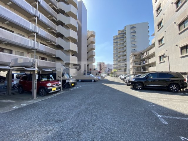 レザン幸喜の駐車場