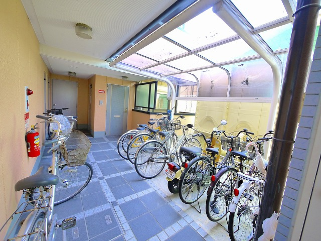 シティパレスやすらぎの道Ｐ６のその他共用部分|屋根付きの駐輪場です。