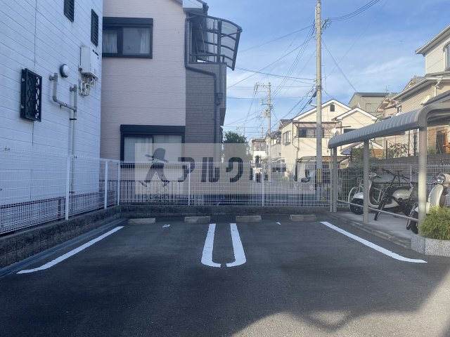 カーサここ2の駐車場