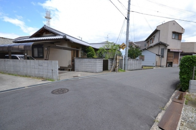 岸和田市別所町　建築条件なし宅地の前面道路含む現地写真