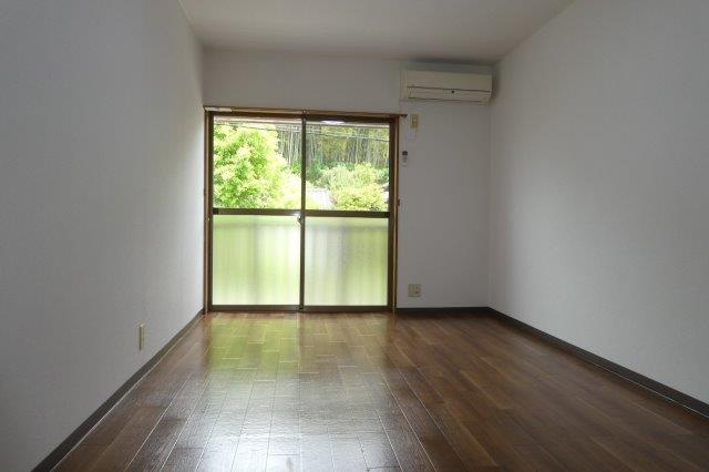 エステート中庄の居間・リビング|洋室