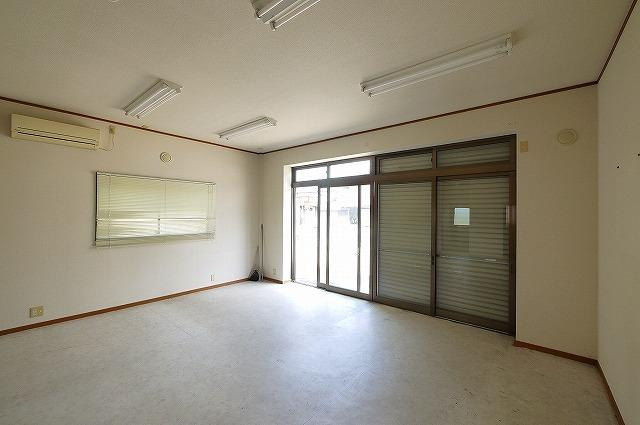 吉本店舗の内装