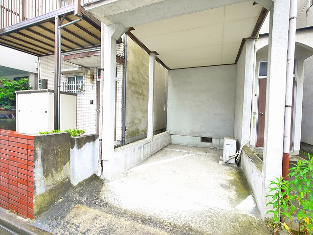 井上邸のその他共用部分|駐車場付きですよ。