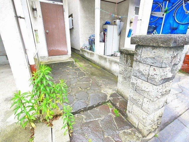 井上邸のその他共用部分|レトロな玄関部分。