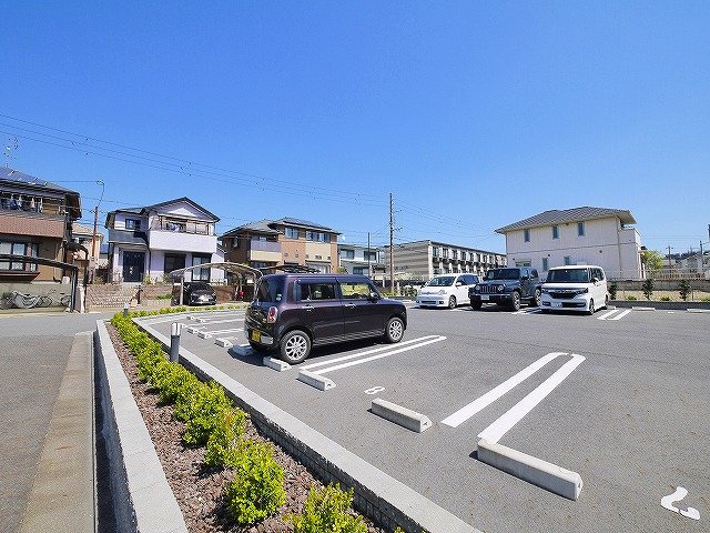 コンフォール州見台7番館の駐車場|車をお持ちの方に嬉しい駐車場付きの物件です