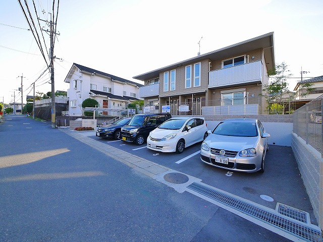 シャトレ六条Ⅱの駐車場|車をお持ちの方に嬉しい駐車場付きの物件です