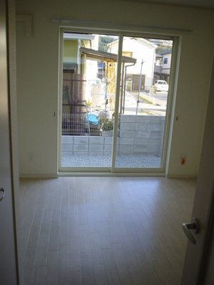 【居間・リビング】 | パンプデンコート | 清潔感のある洋室