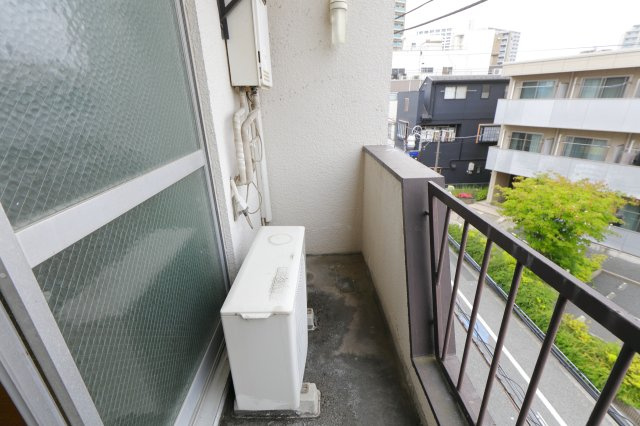 大平ビルのバルコニー|原状でのお貸出しです