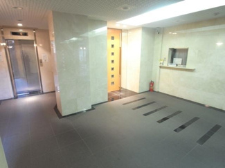 【ロビー】 | 共有部はしっかり管理されていてお部屋にはエレベーターや内階段で人目を気にせず行けるので安心