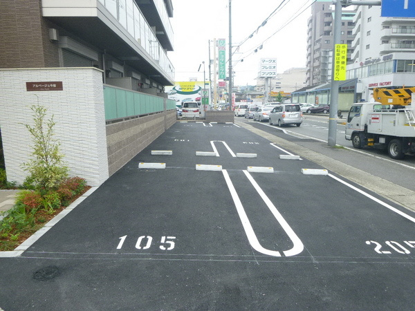 アルベージュ今宿の駐車場