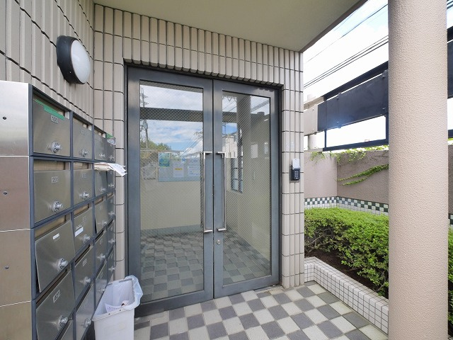 アミティ西大寺Ｐ８のエントランス