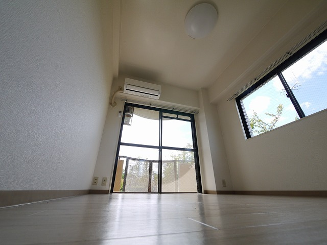 アミティ西大寺Ｐ８の洋室