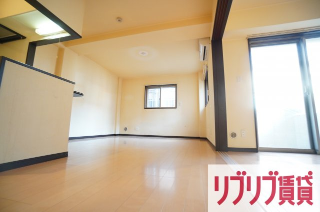 Riria本千葉弐番館の居間・リビング