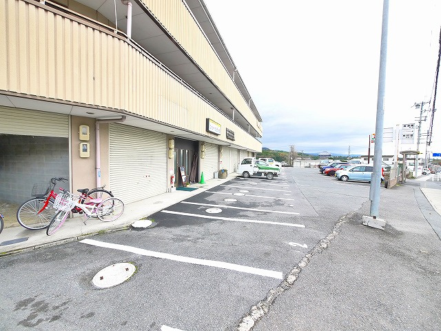 コーポヤナギの駐車場