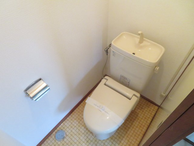 コーポからまつのトイレ|コンパクトで使いやすいトイレです