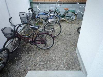 【その他共用部分】 | グレイス西川口 | 空きスペースに自転車を置いている