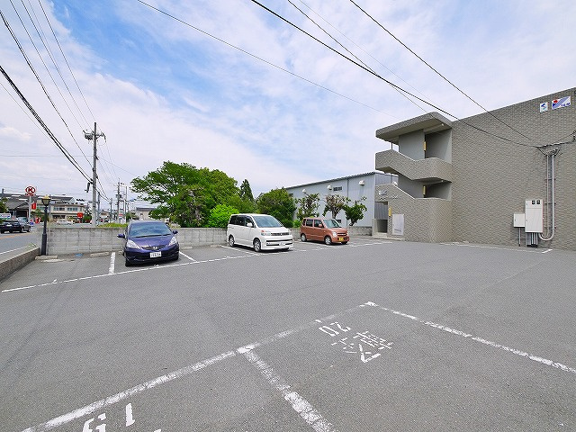 ユーミーマンション西川の駐車場