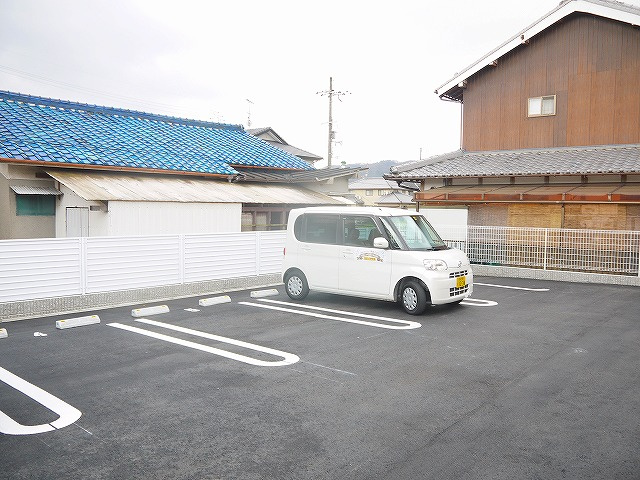 サン　フォレストの駐車場