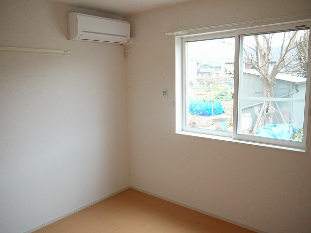 サン　フォレストの洋室