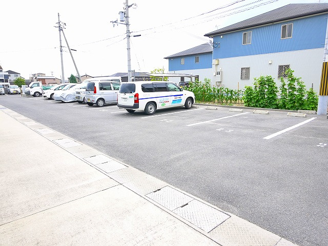 ＷＩＴ大安寺　Ⅰの駐車場|車をお持ちの方に嬉しい駐車場付きの物件です