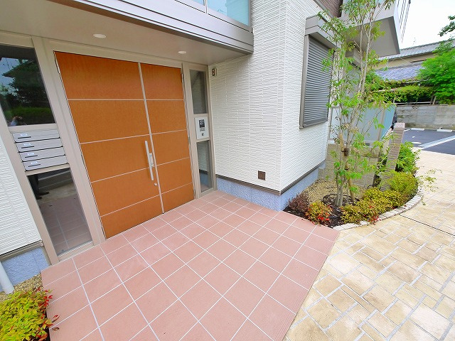 ファミール法蓮のエントランス