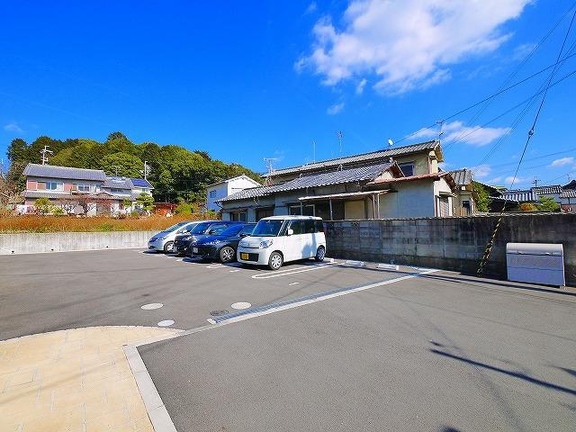 ファミール法蓮の駐車場