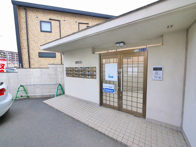 ドウェル佐保川のエントランス|オートロックが設置されたエントランスです。