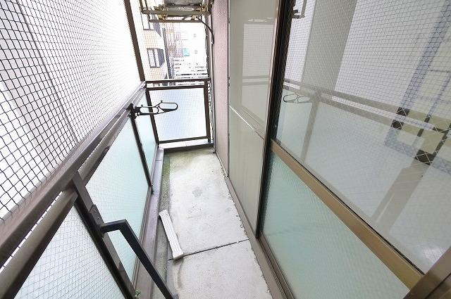 艸香駅前ビルのバルコニー