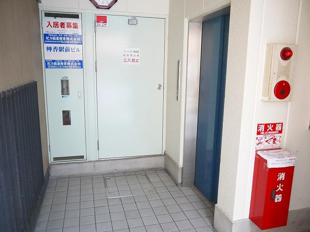 艸香駅前ビルのエントランス