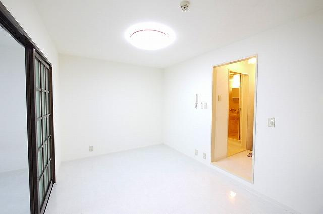 艸香駅前ビルの居間・リビング