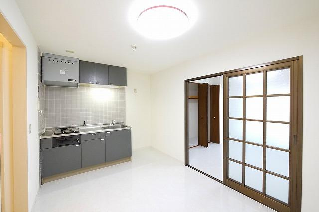 艸香駅前ビルの居間・リビング