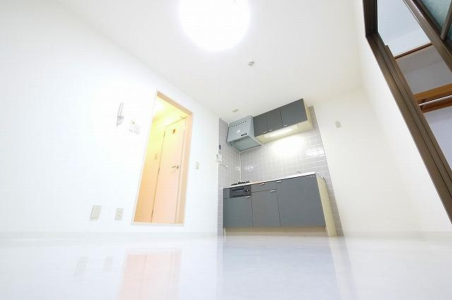 艸香駅前ビルの居間・リビング