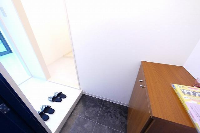 艸香駅前ビルの玄関