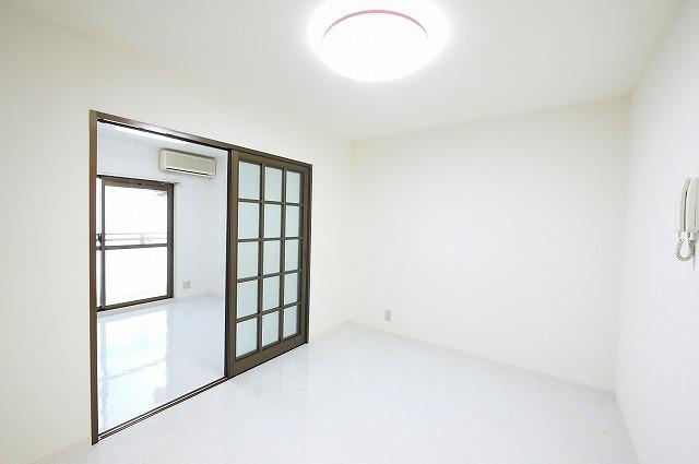 艸香駅前ビルの居間・リビング