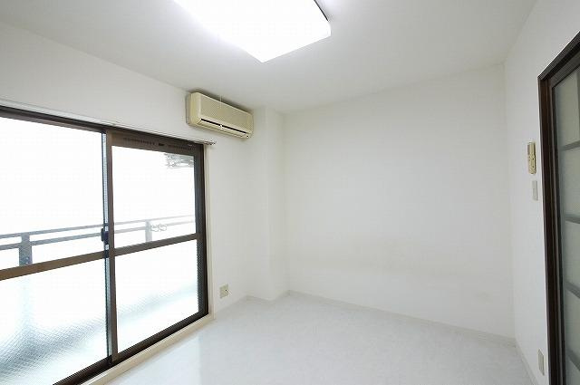 艸香駅前ビルの寝室