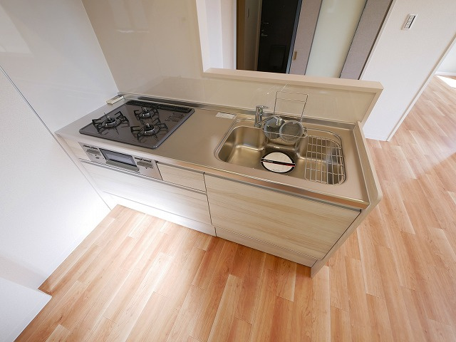 ベルビュのキッチン|コンパクトなキッチンで掃除もラクラク