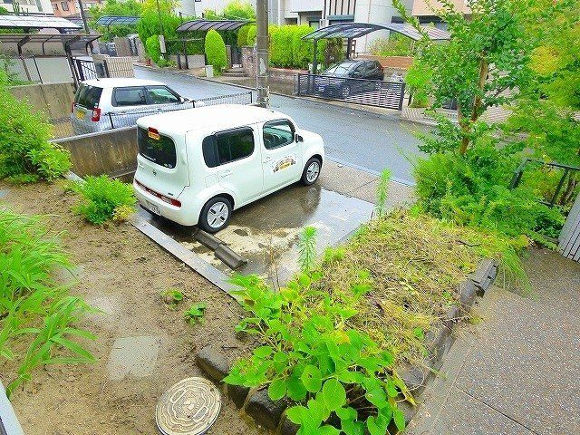 屋敷一戸建Aの駐車場