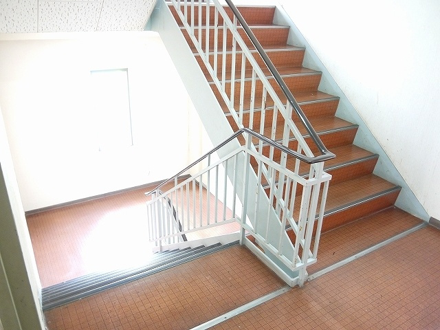 エスティライフあやめ池のその他共用部分|共用の階段になります