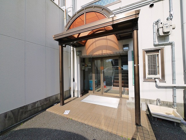 エスティライフあやめ池のエントランス