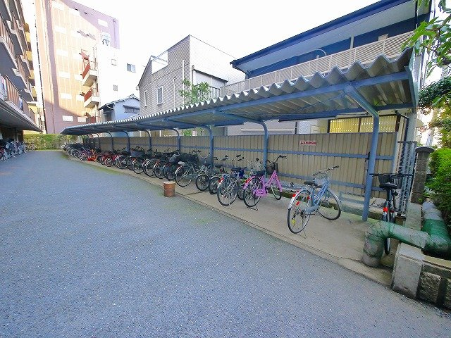 藤和奈良ハイタウンⅠのその他共用部分|ゆったりとした屋根付きの駐輪スペース。