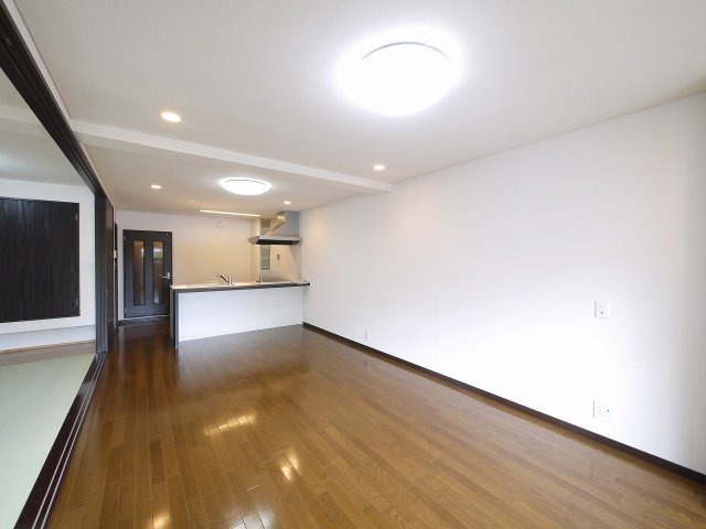 藤和奈良ハイタウンⅠの居間・リビング|こちらのリビングで趣味の時間をお楽しみください