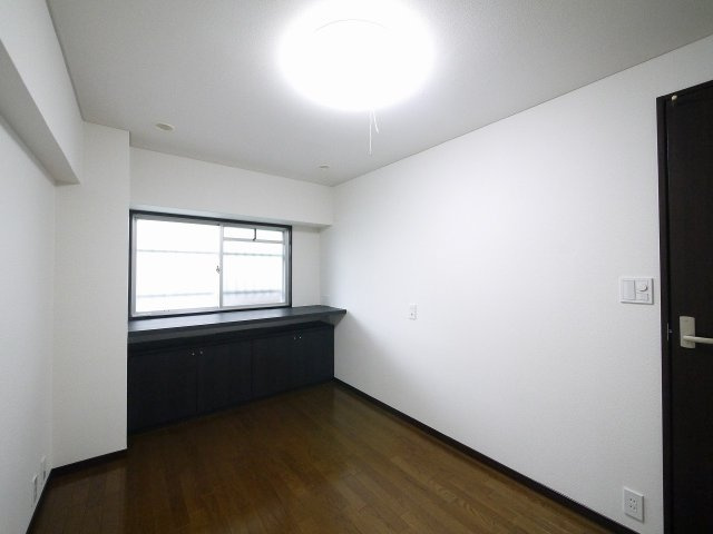 藤和奈良ハイタウンⅠの洋室|落ち着いた色調の洋室です