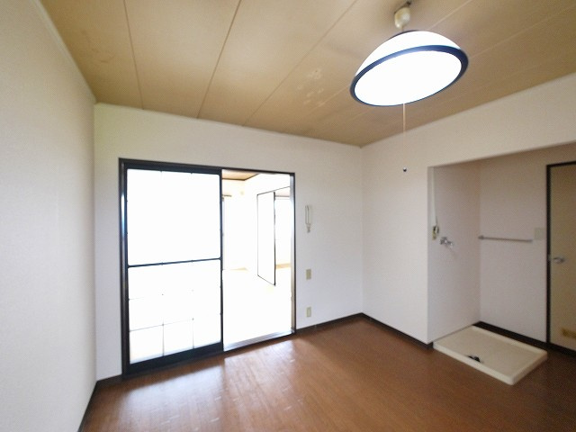 メゾン松塚の内装|おしゃれな居間です