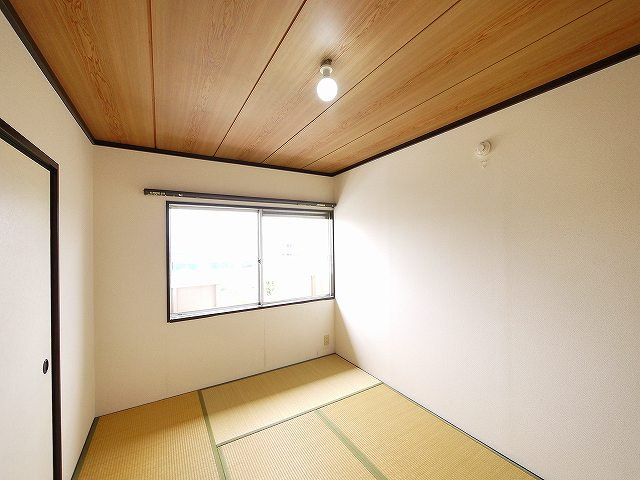 メゾン松塚の和室|畳の上でゆっくりとくつろげる和室です