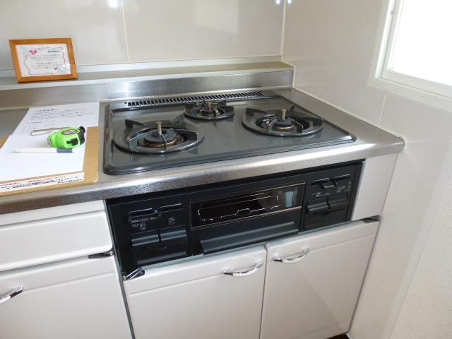 サンライフひろみねＢのキッチン|３口ガスコンロ